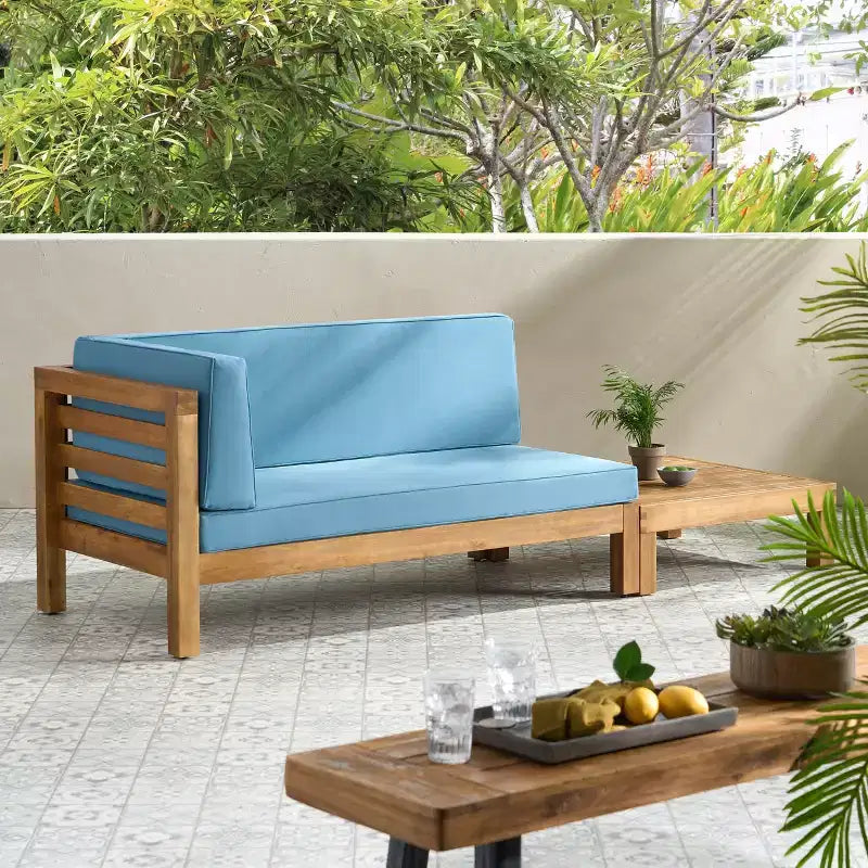 Set divanetto a due posti con bracciolo sinistro e tavolino da caffè in legno di acacia per esterni Christopher Knight Home Oana, con cuscino