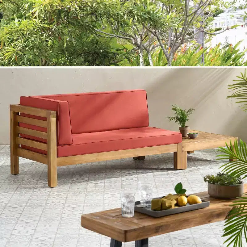 Set divanetto a due posti con bracciolo sinistro e tavolino da caffè in legno di acacia per esterni Christopher Knight Home Oana, con cuscino