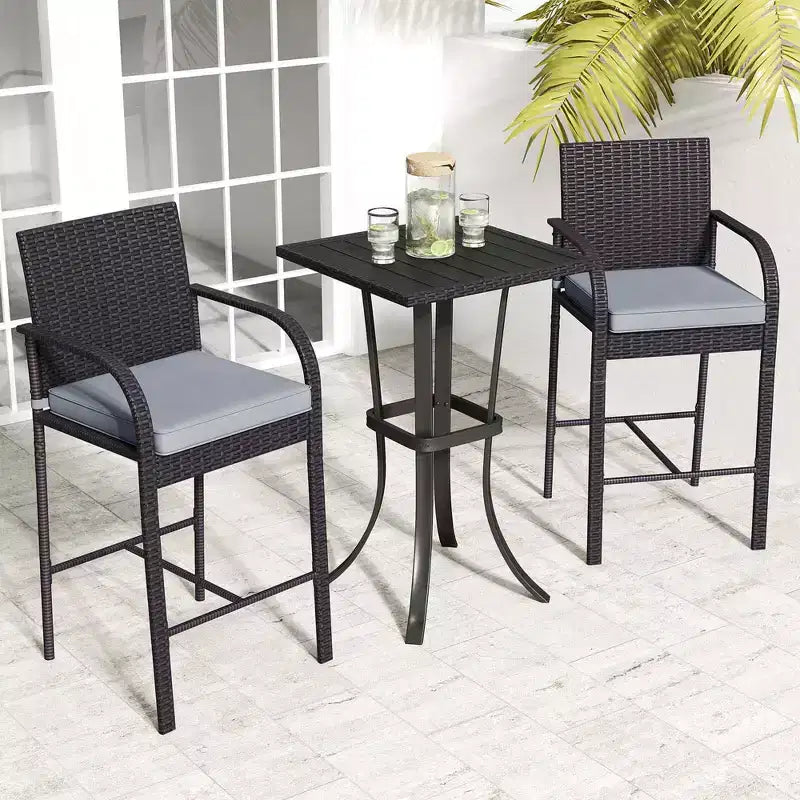 Set bar da patio Costway 3 pezzi in vimini, sedie in rattan e tavolo quadrato con struttura in metallo resistente