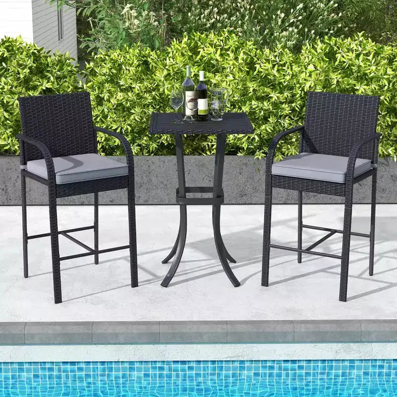 Set bar da patio Costway 3 pezzi in vimini, sedie in rattan e tavolo quadrato con struttura in metallo resistente