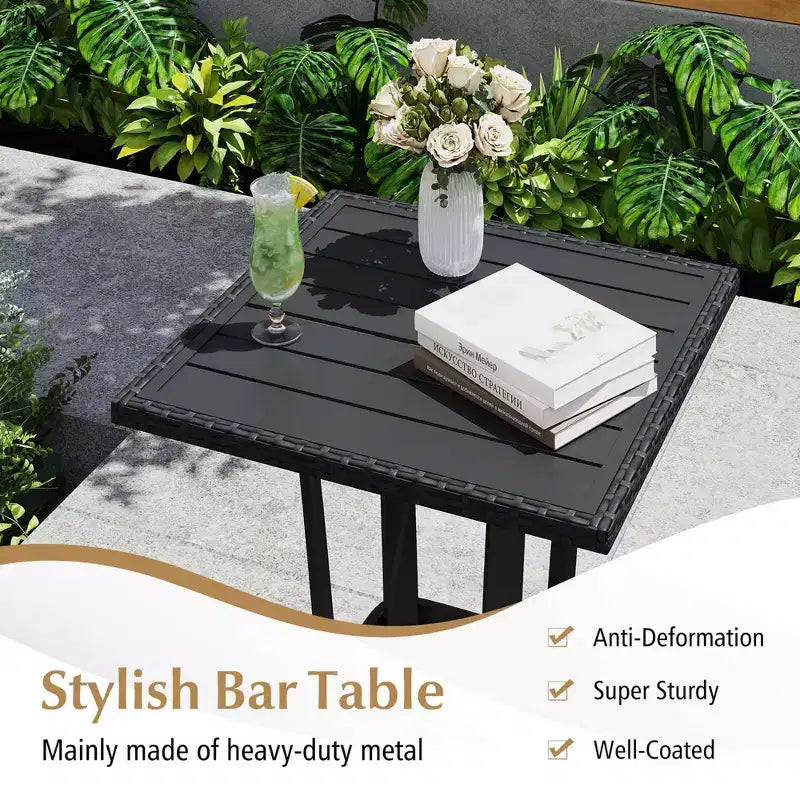 Set bar da patio Costway 3 pezzi in vimini, sedie in rattan e tavolo quadrato con struttura in metallo resistente