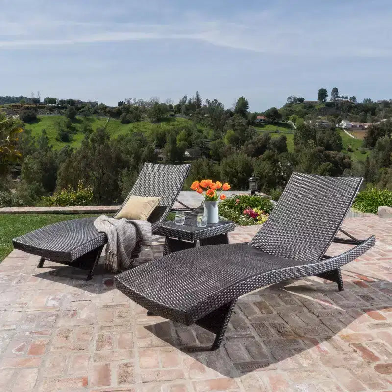 Set di 3 pezzi chaise longue da esterno in vimini Thelma GDFStudio, color moka misto