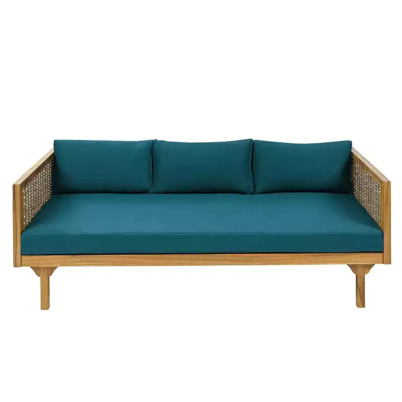 Daybed a 3 posti imbottito in legno di acacia rustico Pascal di Christopher Knight Home con tavolino da caffè