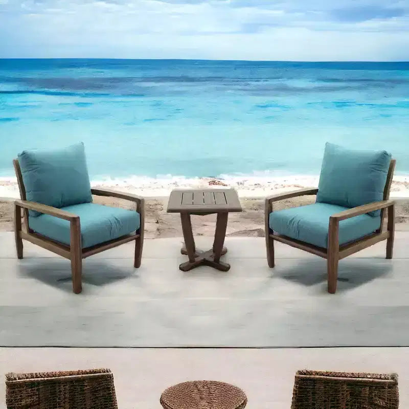Set da salotto Courtyard Casual Avalon in teak certificato FSC da 3 pezzi include: due poltrone club e un tavolino quadrato
