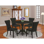 Tavolo da pranzo HomeStock a 5 pezzi con piano rotondo in legno massello con finitura nera e 4 sedie Parson