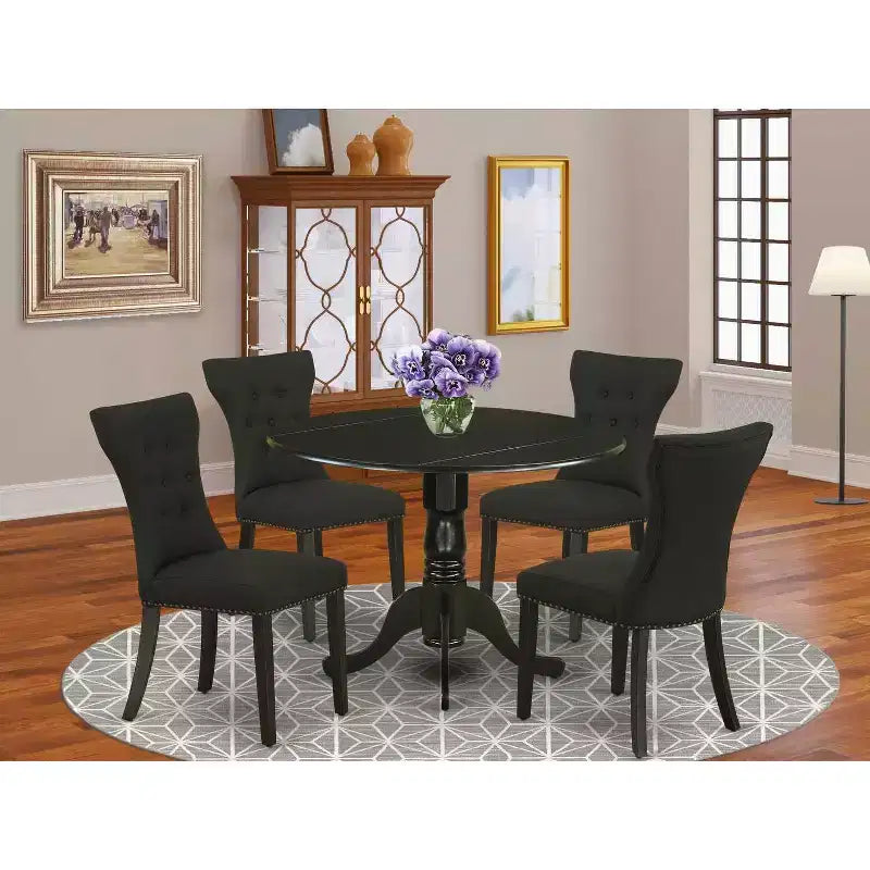 Tavolo da pranzo HomeStock a 5 pezzi con piano rotondo in legno massello con finitura nera e 4 sedie Parson