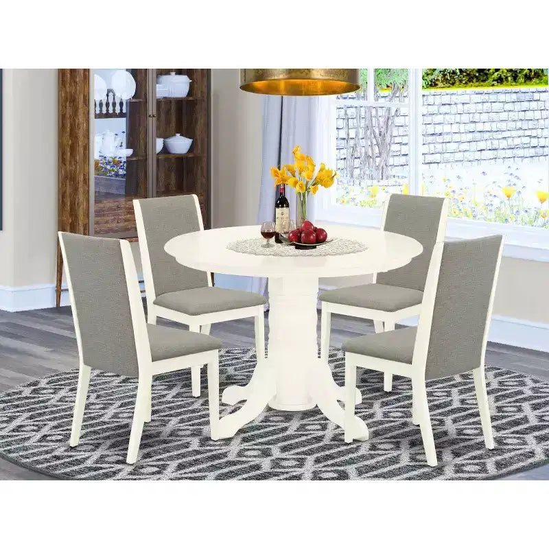 Set pranzo HomeStock da 5 pezzi con tavolo rotondo color latticello e ciliegio con piano in legno massello e 4 sedie Parson