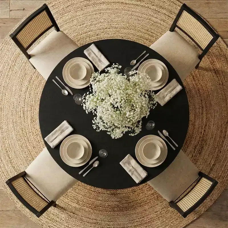 Set tavolo da pranzo rotondo da 52" con base a piedistallo scultorea, sedie con schienale in paglia di Vienna e sedute con rivestimento neutro per case moderne - Panipeachy