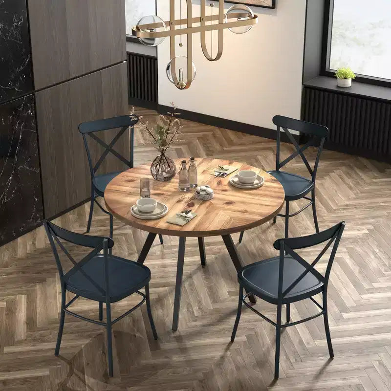 Set tavolo da pranzo rotondo Jolana da 45" con piano in quercia e finitura nera e sedie in metallo con schienale a X - iNSPIRE Q