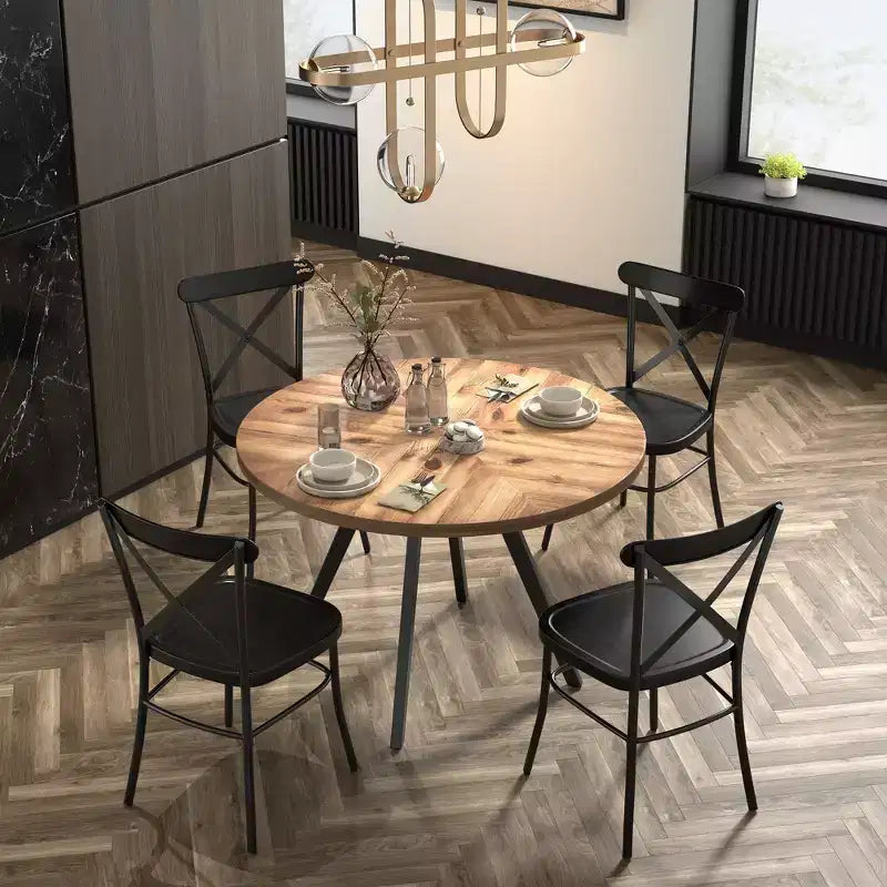 Set tavolo da pranzo rotondo Jolana da 45" con piano in quercia e finitura nera e sedie in metallo con schienale a X - iNSPIRE Q