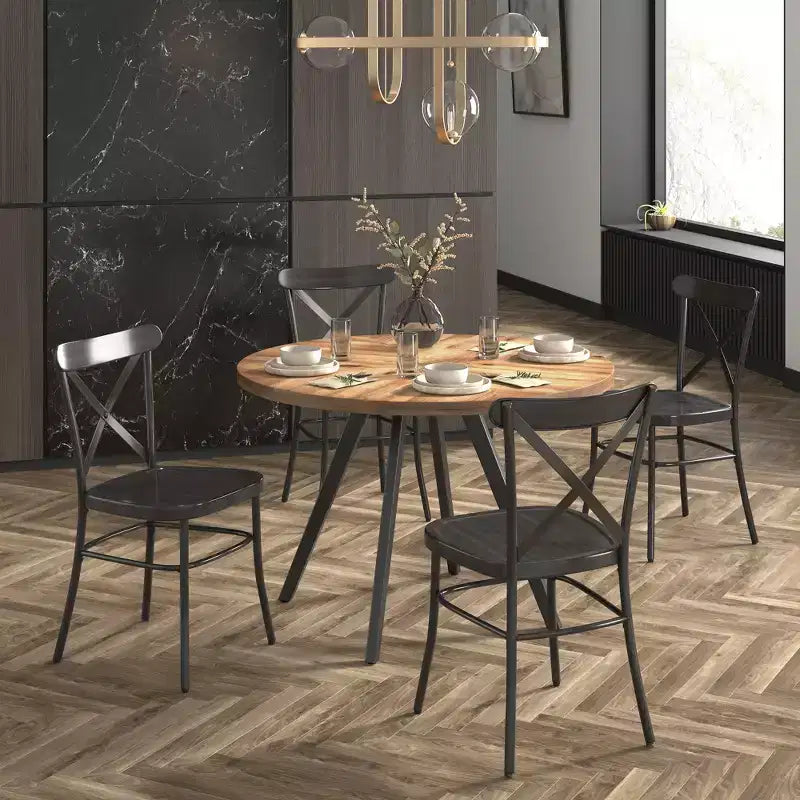 Set tavolo da pranzo rotondo Jolana da 45" con piano in quercia e finitura nera e sedie in metallo con schienale a X - iNSPIRE Q