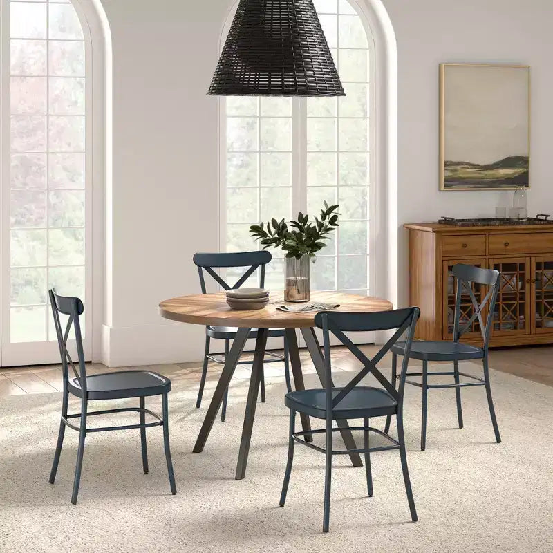 Set tavolo da pranzo rotondo Jolana da 45" con piano in quercia e finitura nera e sedie in metallo con schienale a X - iNSPIRE Q