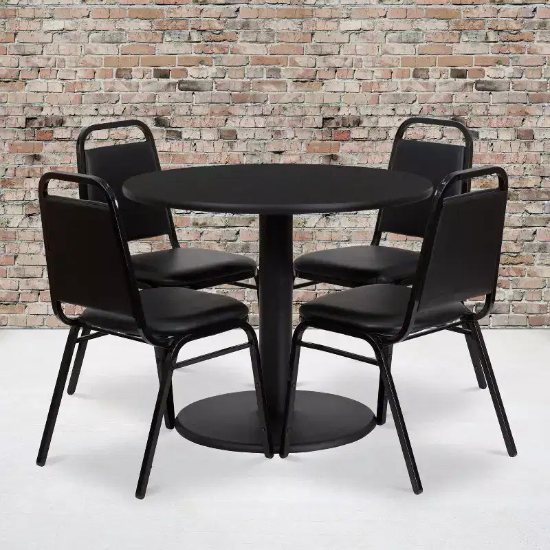 Set tavolo rotondo in laminato Emma and Oliver da 36 pollici con 4 sedie da banchetto trapezoidali
