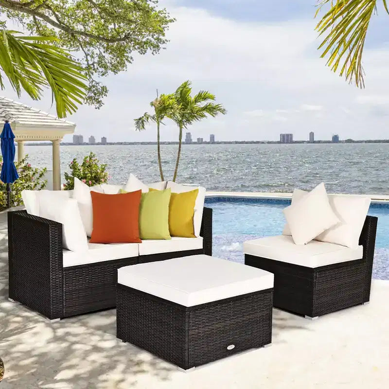 Set di mobili da giardino Costway in rattan composto da 4 pezzi, divano con cuscini e pouf
