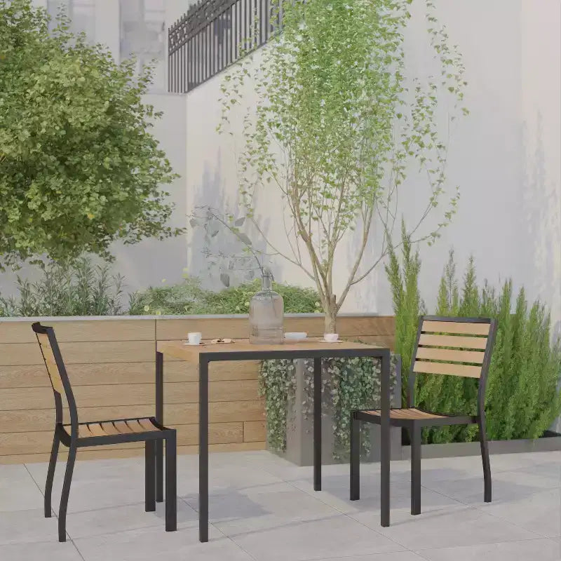 Set tavolo da patio 3 pezzi Emma e Oliver - Lamelle in poly teak sintetico - Tavolo quadrato da 35 con telaio in acciaio con 2 sedie impilabili in finto teak