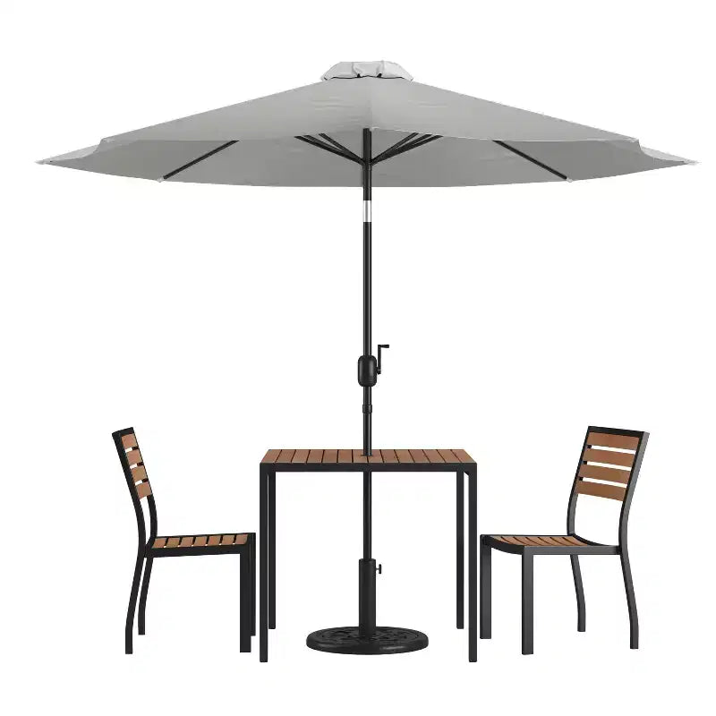 Merrick Lane Set da Pranzo da Esterno Cinque Pezzi in Finto Teak - Tavolo, Due Sedie Club Impilabili Senza Braccioli, Ombrellone Grigio da 2,7 m e Base