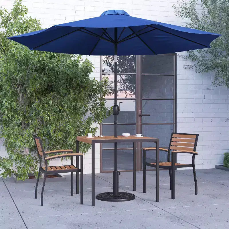 Set da pranzo per patio Merrick Lane, cinque pezzi in finto teak, include tavolo, due poltrone club, ombrellone da patio da 2,7 metri e base