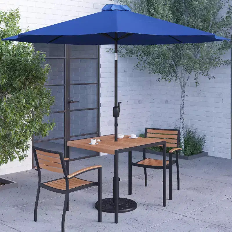 Set da pranzo per patio Merrick Lane, cinque pezzi in finto teak, include tavolo, due poltrone club, ombrellone da patio da 2,7 metri e base