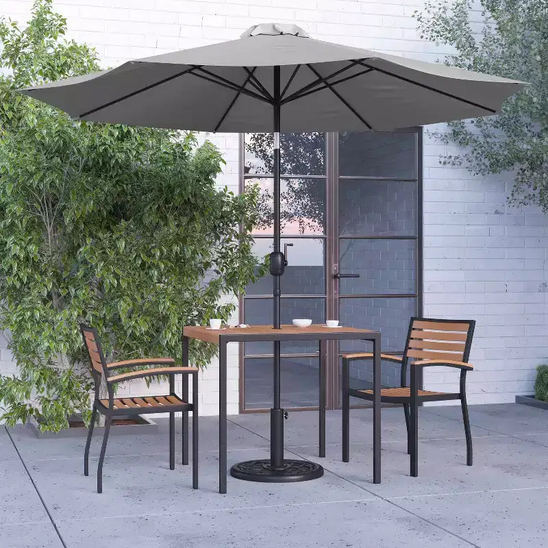 Set da pranzo per patio Merrick Lane, cinque pezzi in finto teak, include tavolo, due poltrone club, ombrellone da patio da 2,7 metri e base