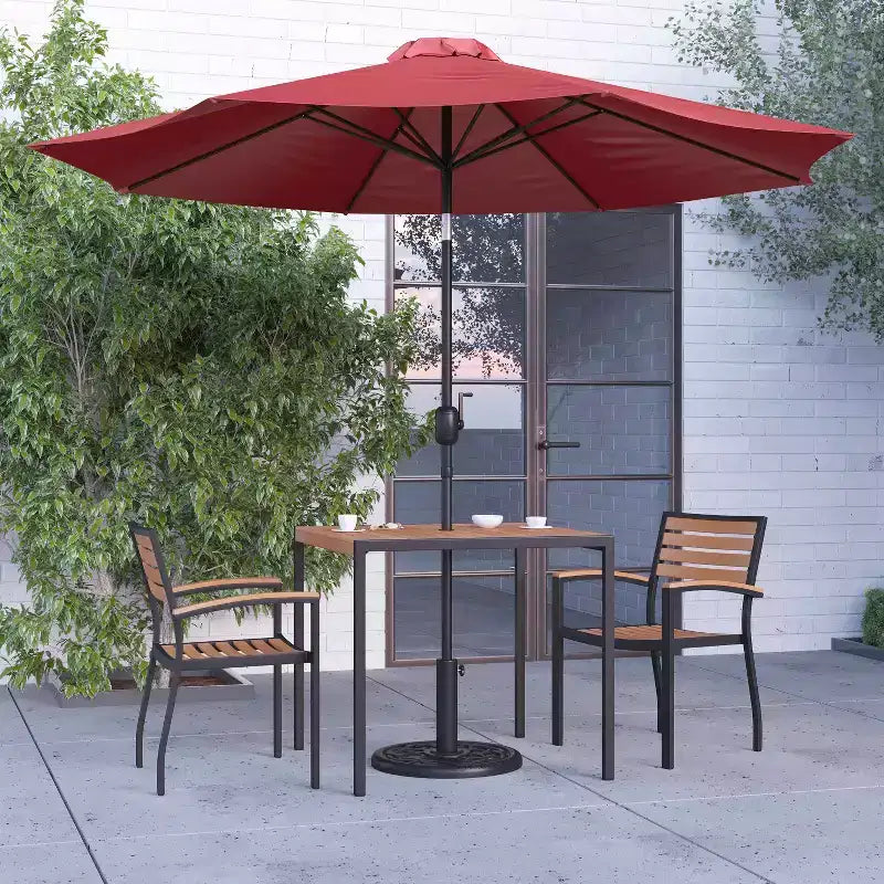 Set da pranzo per patio Merrick Lane, cinque pezzi in finto teak, include tavolo, due poltrone club, ombrellone da patio da 2,7 metri e base