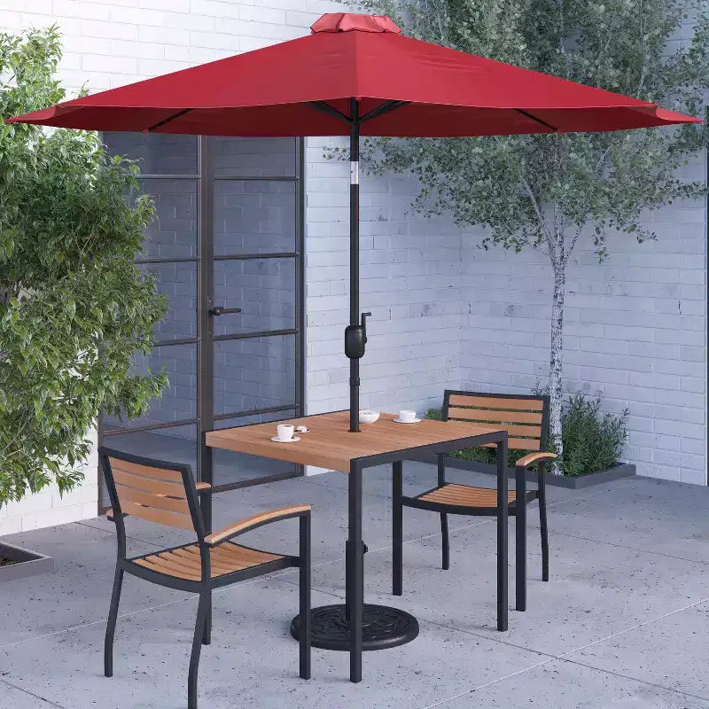 Set da pranzo per patio Merrick Lane, cinque pezzi in finto teak, include tavolo, due poltrone club, ombrellone da patio da 2,7 metri e base