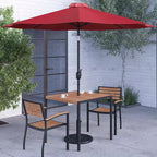 Set da pranzo per patio Merrick Lane, cinque pezzi in finto teak, include tavolo, due poltrone club, ombrellone da patio da 2,7 metri e base