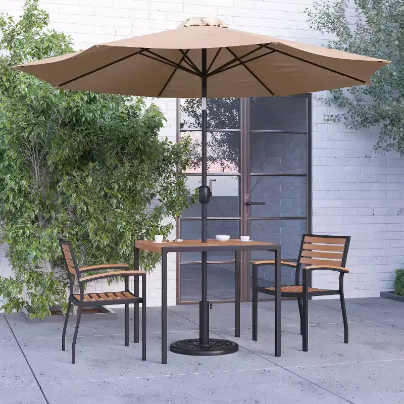Set da pranzo per patio Merrick Lane, cinque pezzi in finto teak, include tavolo, due poltrone club, ombrellone da patio da 2,7 metri e base