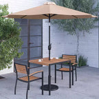 Set da pranzo per patio Merrick Lane, cinque pezzi in finto teak, include tavolo, due poltrone club, ombrellone da patio da 2,7 metri e base