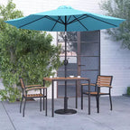Set da pranzo per patio Merrick Lane, cinque pezzi in finto teak, include tavolo, due poltrone club, ombrellone da patio da 2,7 metri e base
