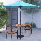 Set da pranzo per patio Merrick Lane, cinque pezzi in finto teak, include tavolo, due poltrone club, ombrellone da patio da 2,7 metri e base