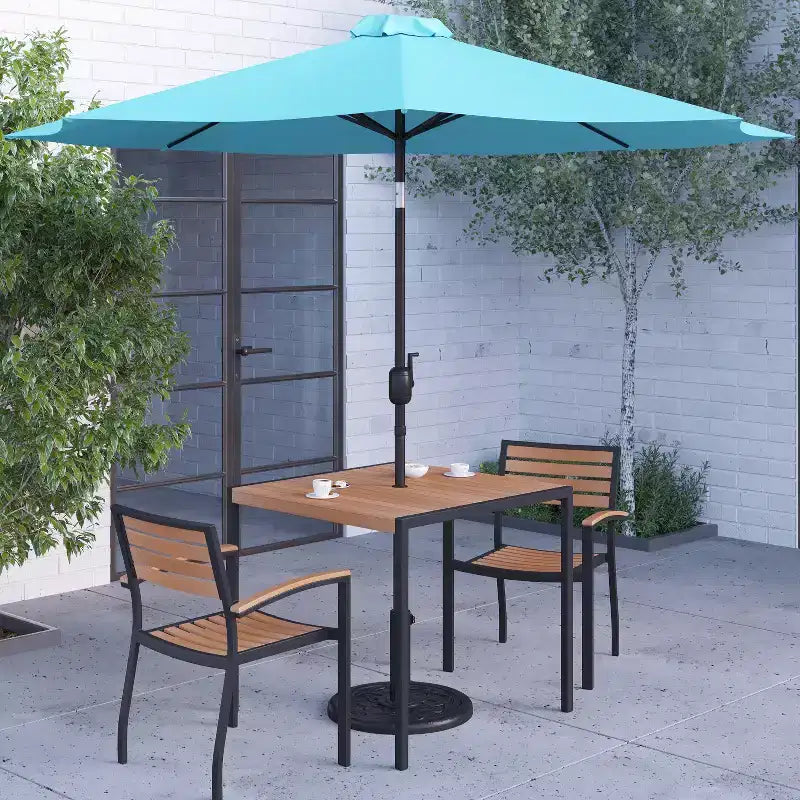 Set da pranzo per patio Merrick Lane, cinque pezzi in finto teak, include tavolo, due poltrone club, ombrellone da patio da 2,7 metri e base