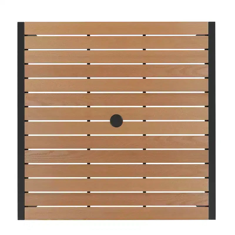 Set da pranzo per patio Merrick Lane, cinque pezzi in finto teak, include tavolo, due poltrone club, ombrellone da patio da 2,7 metri e base