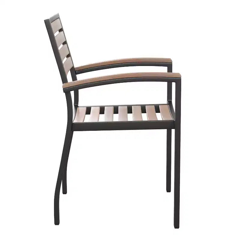 Set da pranzo per patio Merrick Lane, cinque pezzi in finto teak, include tavolo, due poltrone club, ombrellone da patio da 2,7 metri e base