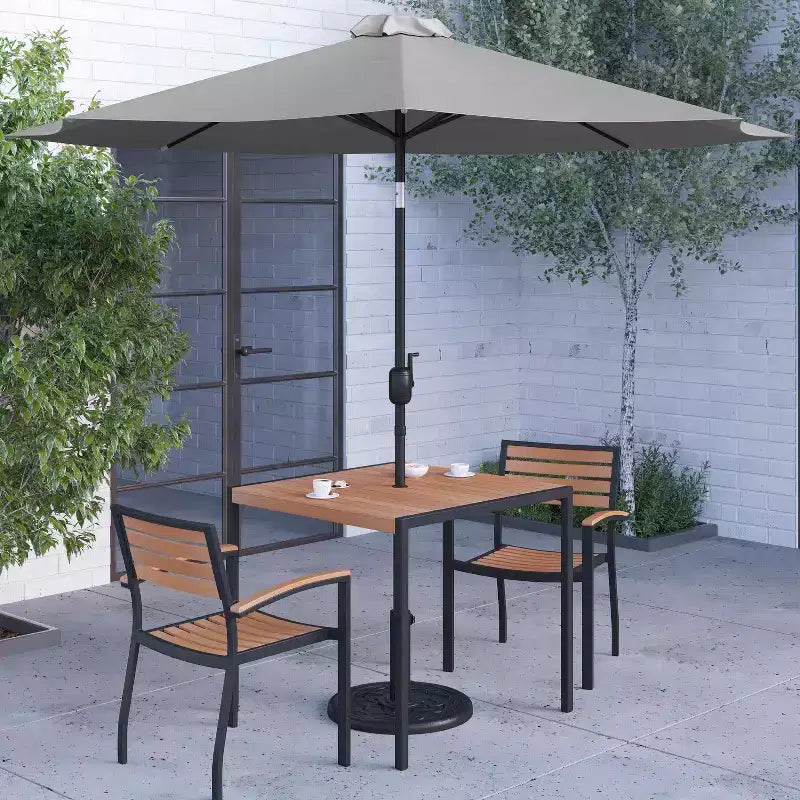 Set da pranzo per patio Merrick Lane, cinque pezzi in finto teak, include tavolo, due poltrone club, ombrellone da patio da 2,7 metri e base