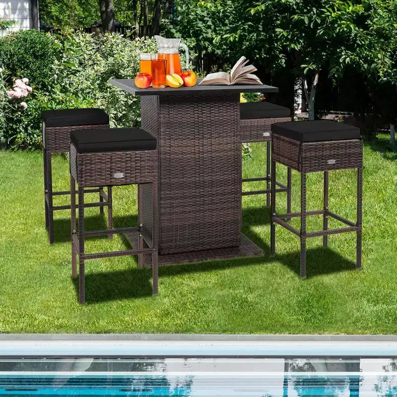 Costway Set 5 Pezzi Tavolo da Bar e Sgabelli in Rattan da Esterno con Ripiano Contenitore Nascosto e Cuscini