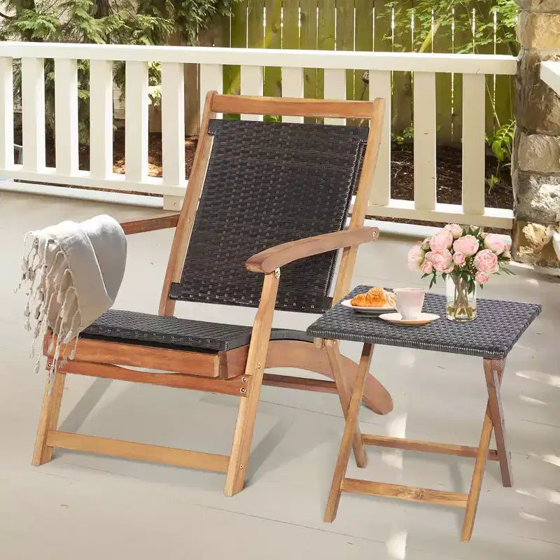 Set 4 sedie da giardino pieghevoli in rattan Costway con tavolino in legno di acacia e poggiapiedi a scomparsa