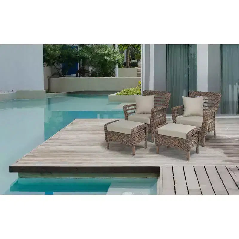 Set relax Jiallo Modern Concept composto da 2 poltrone e 2 pouf in resina effetto giunco naturale